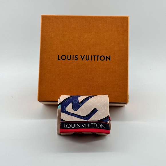Louis Vuitton Scarf - Picture 3 of 10